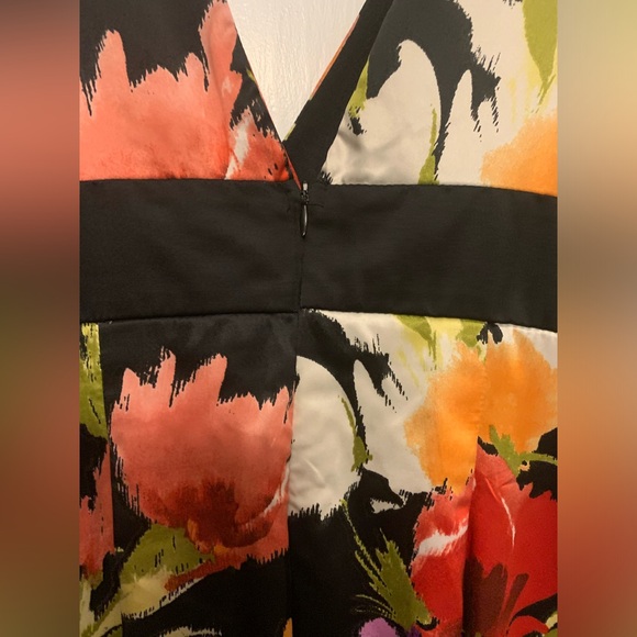 Forever 21 Women’s floral patterned dress size Large. Zipper down back-middle. - Picture 2 of 5